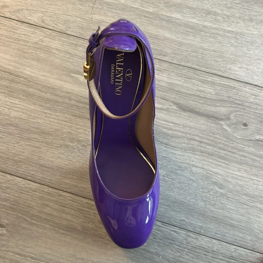 ONE SHOE Valentino Garavani Glossy Purple Platform Heels 38 1/2